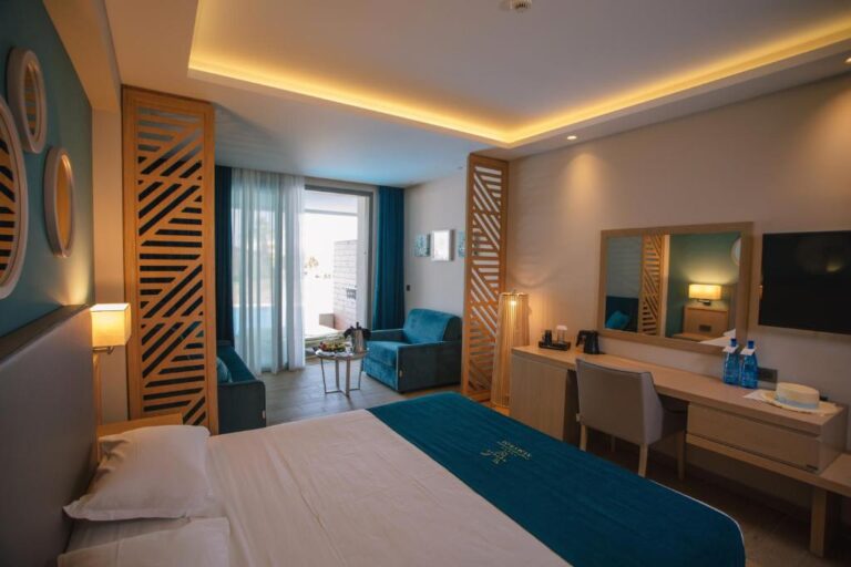 Almyros Beach Resort & SPA