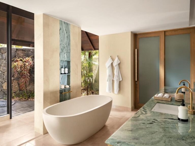 Four Seasons Resort at Anahita